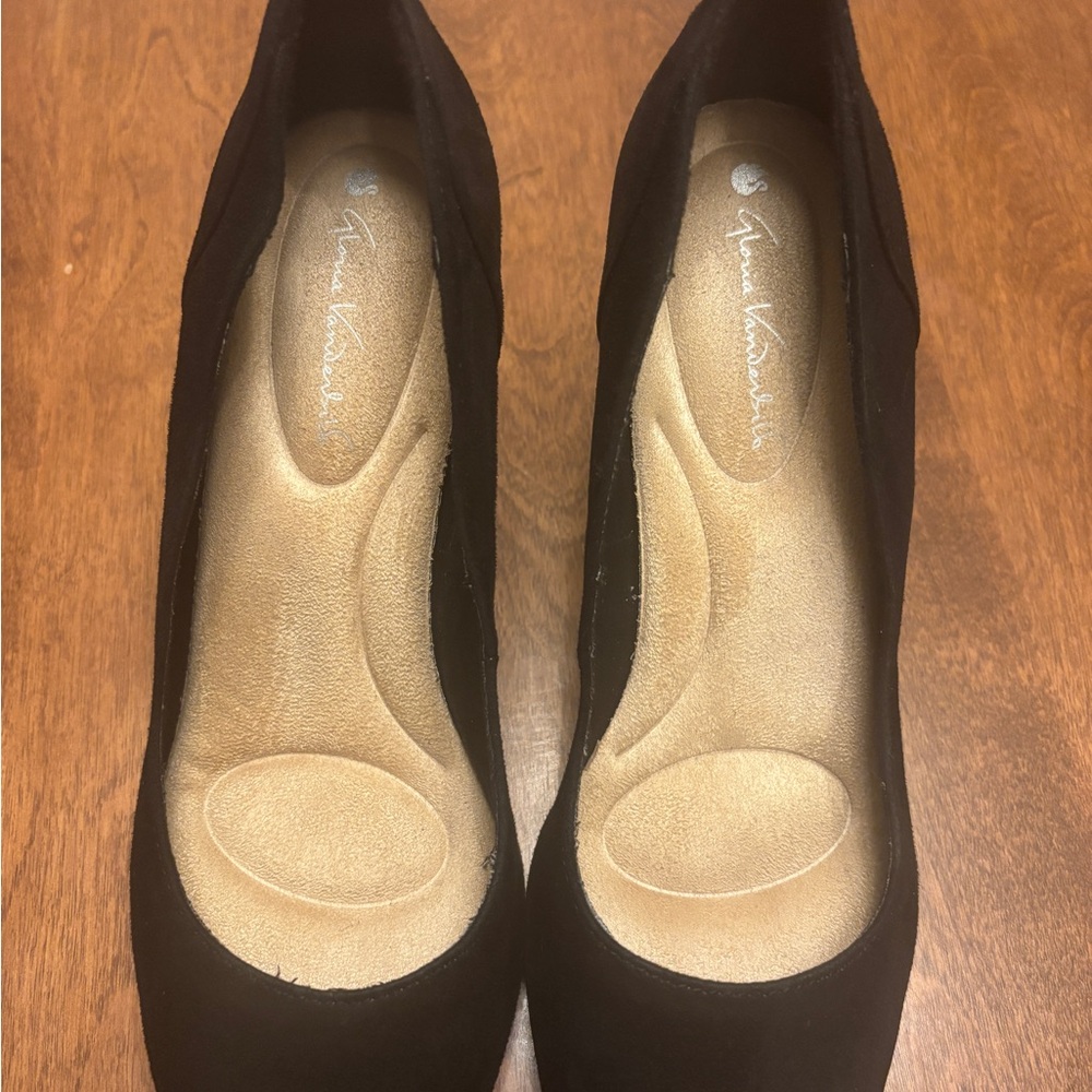 Gloria Vanderbilt Pumps - Picture 2 of 7